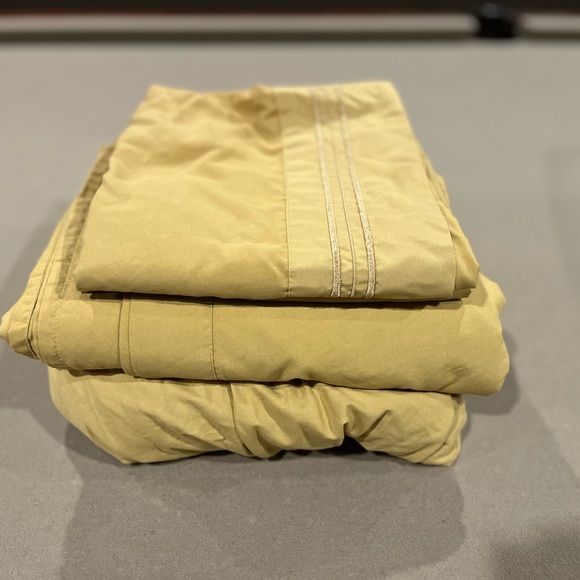 2 sets of king sheets gold and brown - Picture 6 of 11